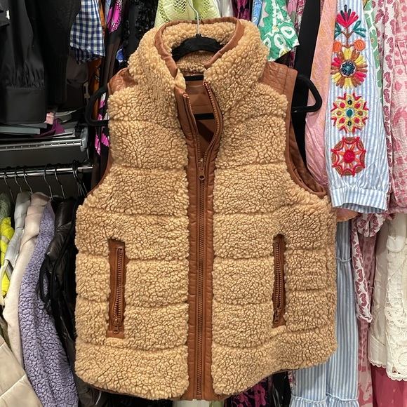 Tuckernuck Reversible Beckham Vest - Picture 2 of 6